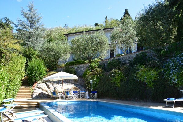Piscine extérieure, chaises longues