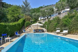Piscine extérieure, chaises longues