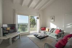 Smart-TV, Kamin, Tischtennisplatte, Bücher