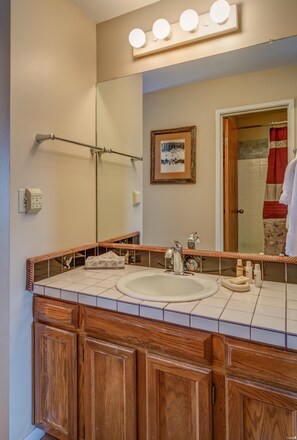 Combined shower/tub, free toiletries, hair dryer, towels