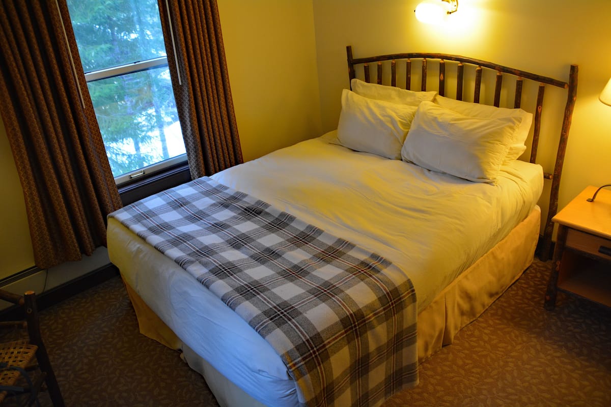 Room, 1 Queen Bed, Private Bathroom | Desk