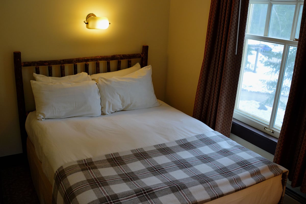 Room, 2 Bedrooms, Private Bathroom | Desk