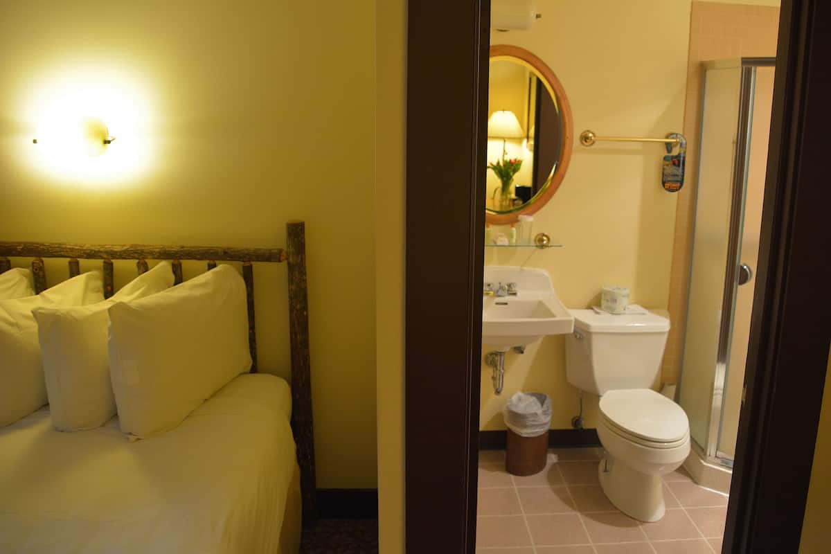 Room, 1 Double Bed, Private Bathroom | Desk