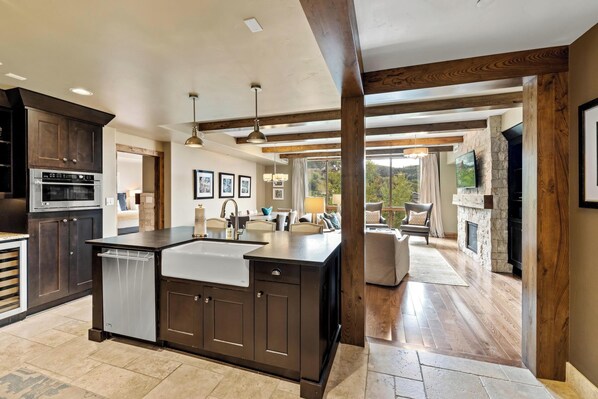 Fridge, microwave, oven, stovetop - Edgemont 2406 Luxury On Mountain Condo With Ski-In/Ski-Out Access! (Steamboat Springs)