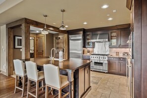 Fridge, microwave, oven, stovetop - Edgemont 2406 Luxury On Mountain Condo With Ski-In/Ski-Out Access! (Steamboat Springs)