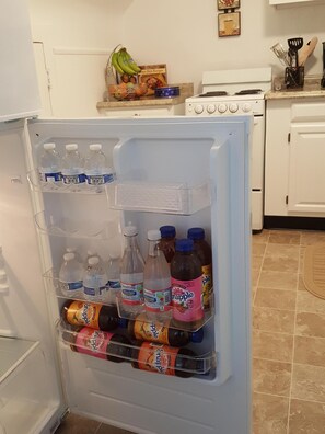 Kylskåp, mikrovågsugn, ugn och spishäll