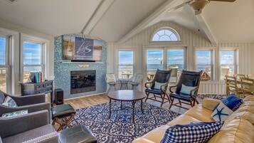 Televisión, chimenea, reproductor de DVD, estéreo