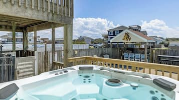 Tina de hidromasaje al aire libre