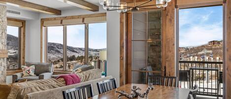 Televisión y chimenea