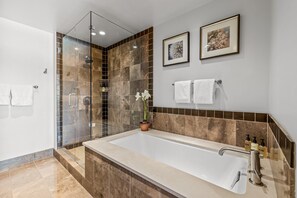 Baignoire, douche à « effet pluie », articles de toilette gratuits
