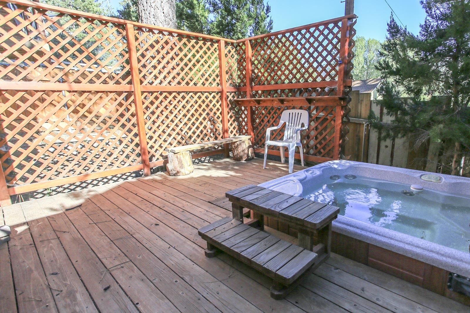 Four Seasons Retreat - Cozy cabin nestled in Moonridge with Hot tub!