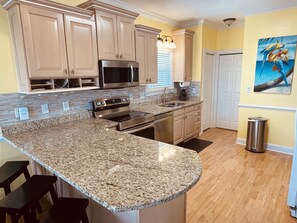 冷蔵庫、電子レンジ、オーブン、コンロ