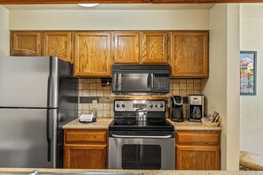 Jääkaappi, mikroaaltouuni, uuni, liesi