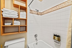 Duschwanne, kostenlose Toilettenartikel, Haartrockner, HandtĂŒcher