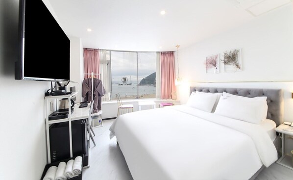 Chambre supérieure double, 1 grand lit, vue sur la plage, en face de la plage | Rideaux d’obscurcissement, accès au Wi-Fi (inclus), literie fournie