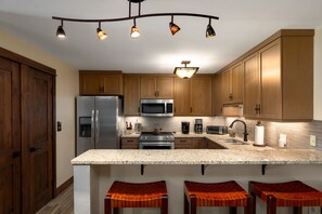 Køleskab, mikrobølgeovn, ovn, kogeplade