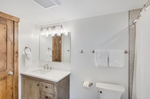 Combined shower/bathtub, hair dryer, towels