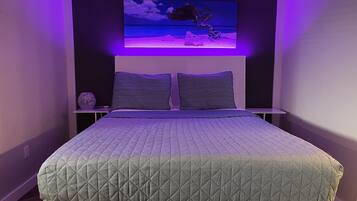 Tabla de planchar con plancha, wifi y ropa de cama