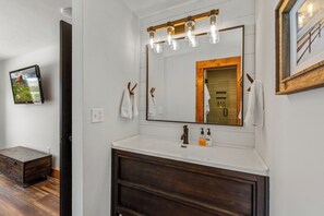 Combined shower/bathtub, hair dryer, towels - Bear Claw 310 Premium On Mountain Condo With Ski-In/Ski-Out Access! (Steamboat Springs)
