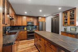 Réfrigérateur, four à micro-ondes, un four, surface de cuisson