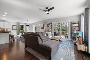 Smart TV, Netflix, DVD player, books - Ollie's Folly: Gorgeous Oceanfront Downeast Maine Home Near Acadia & Petit Manan (Steuben)