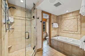Combined shower/tub, jetted tub, free toiletries, hair dryer