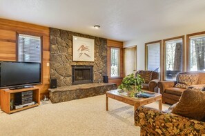 Fernseher, Kamin, DVD-Player, Tischtennisplatte