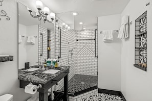 Dusche, kostenlose Toilettenartikel, Haartrockner, Handtücher