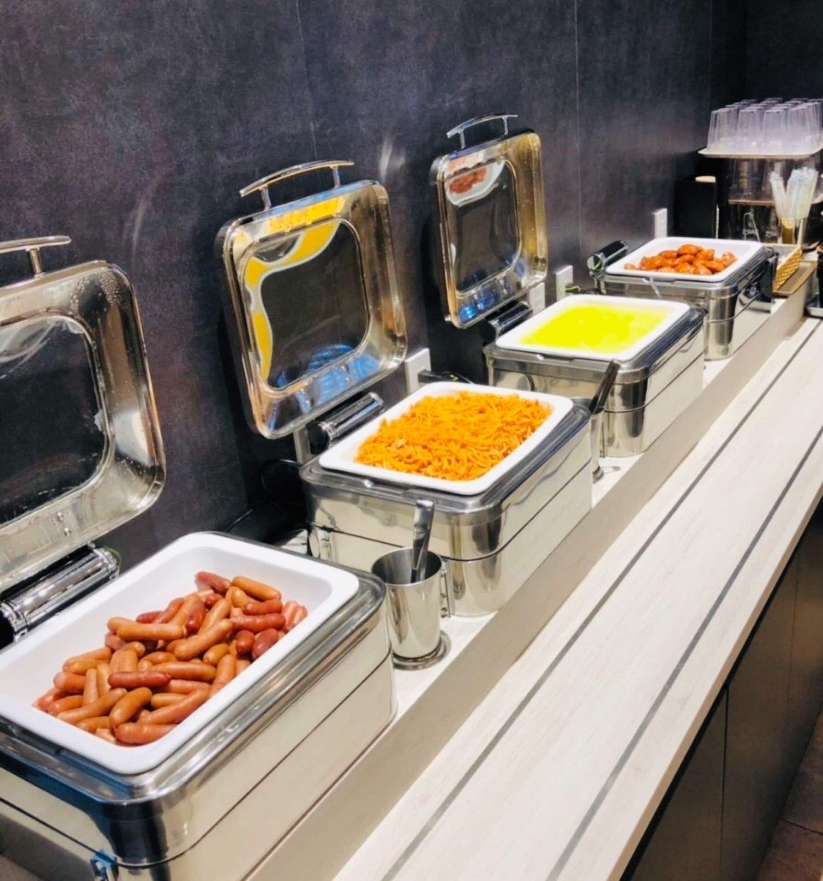 daily buffet breakfast (jpy 700 per person)