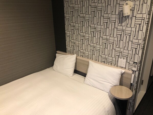 Escritorio, cortinas blackout y tabla de planchar con plancha 