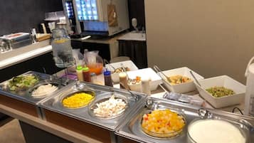 Desayuno buffet (JPY 700 por persona)