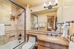 Combined shower/tub, hair dryer, towels