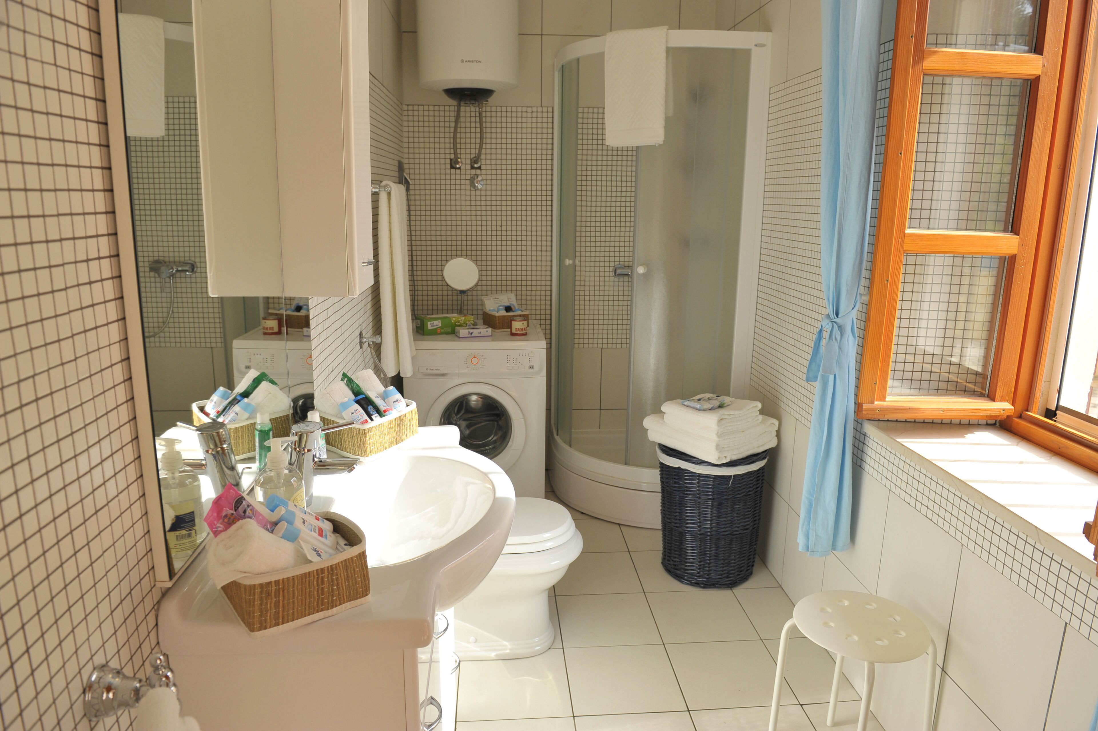 Douche, sèche-cheveux, serviettes fournies, savon