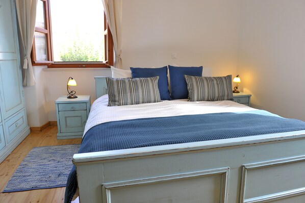 2 makuuhuonetta, tallelokero huoneessa, työpöytä, silitysrauta/-lauta