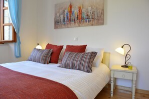 2 bedrooms, in-room safe, desk, iron/ironing board