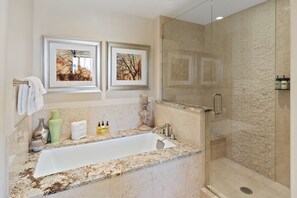 Badewanne, Haartrockner, Handtücher