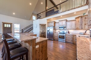 Een koelkast, een microgolfoven, een oven, een vaatwasser