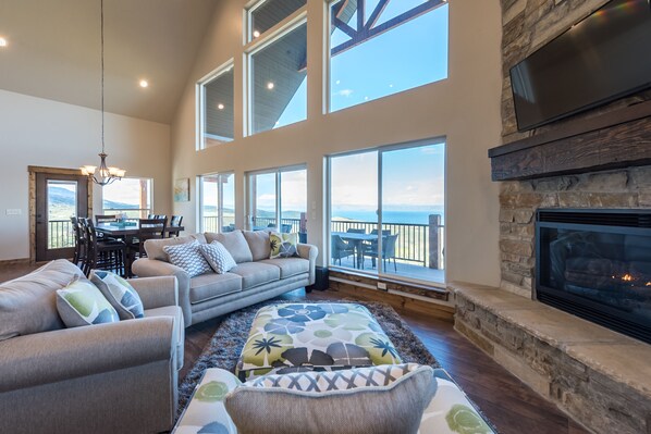 Televisie, een open haard, Netflix en tafelvoetbal