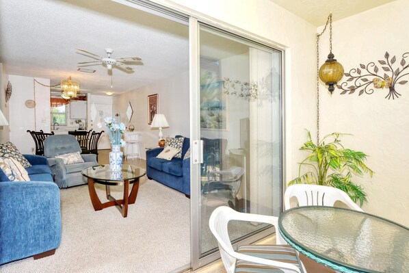TV, table tennis, books - Condo# 220 Family Unit open fully equipped kitchen fans in all rooms (Sarasota)