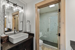 Combined shower/tub, hair dryer, towels