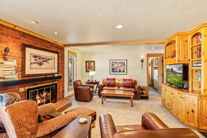 Una televisión, una chimenea