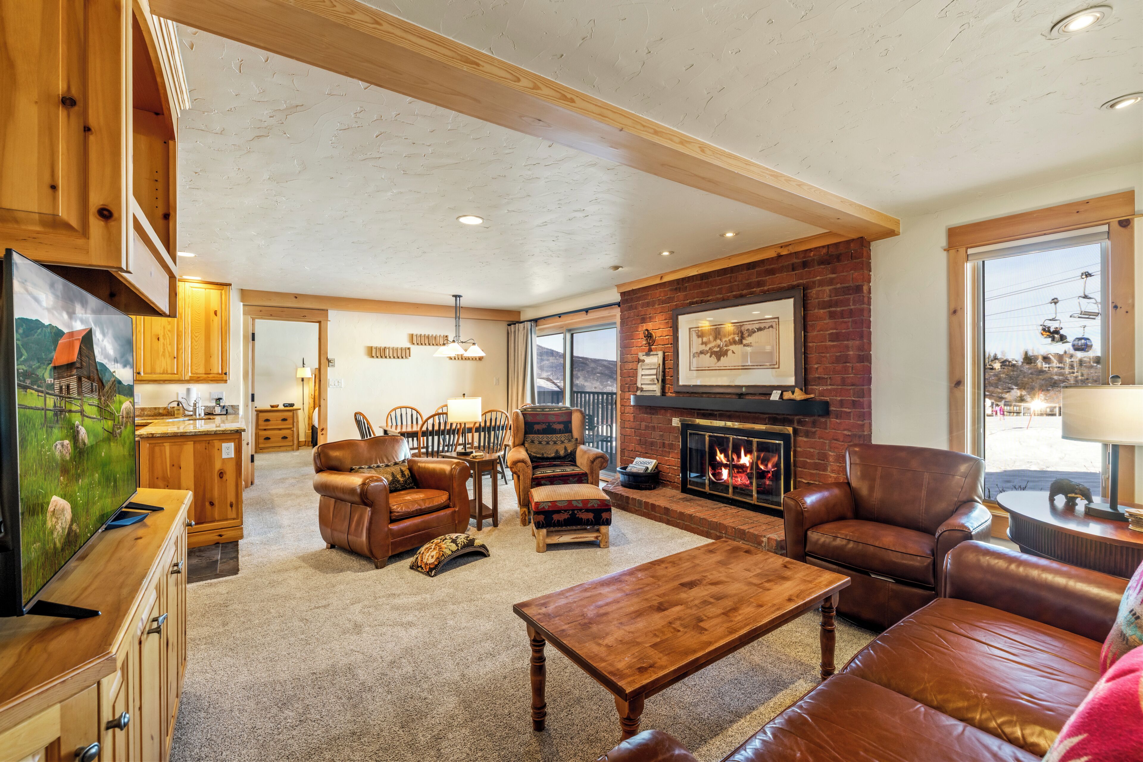 Televisión y chimenea 