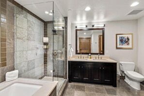 Tina, regadera tipo lluvia, secadora de cabello, toallas 