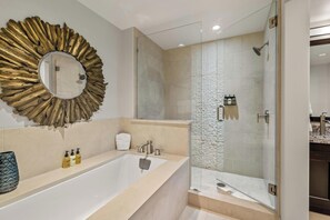 Badewanne, Regendusche, Haartrockner, HandtĂŒcher