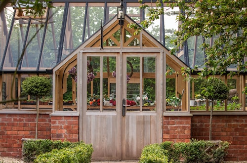 Luxury Coach House in beautiful rural village, scenic walks & 3 miles to Ledbury