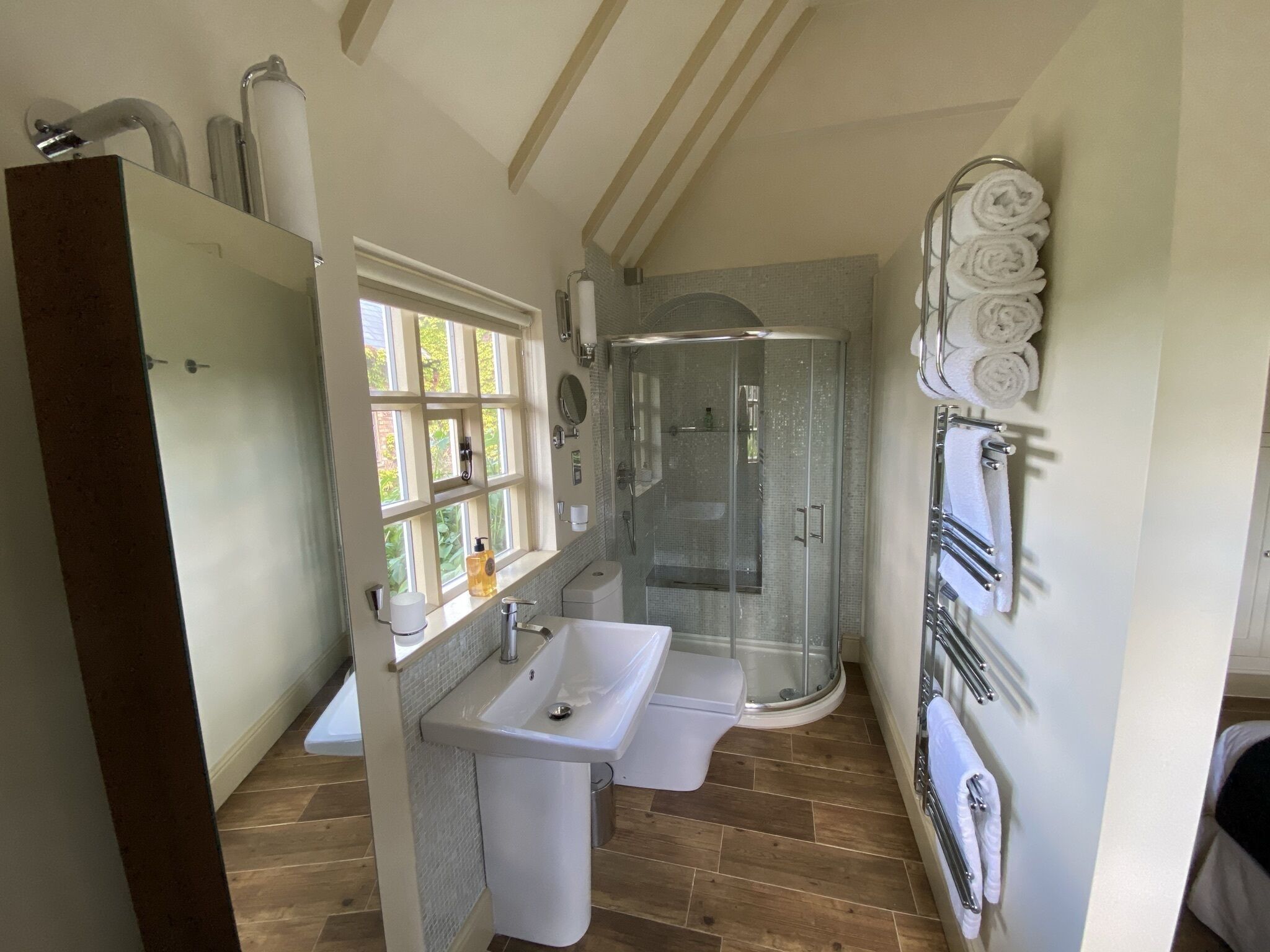 Un bagno moderno dotato di doccia, lavabo e WC.