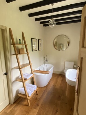 Baignoire, séchoir à cheveux, serviettes fournies, savon