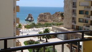 Ein Balkon mit Blick auf das Meer und Felsformationen.