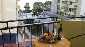 Outdoor dining - AL 1966 / one bedroom apt. with beach view and private garage. (Praia da Rocha)