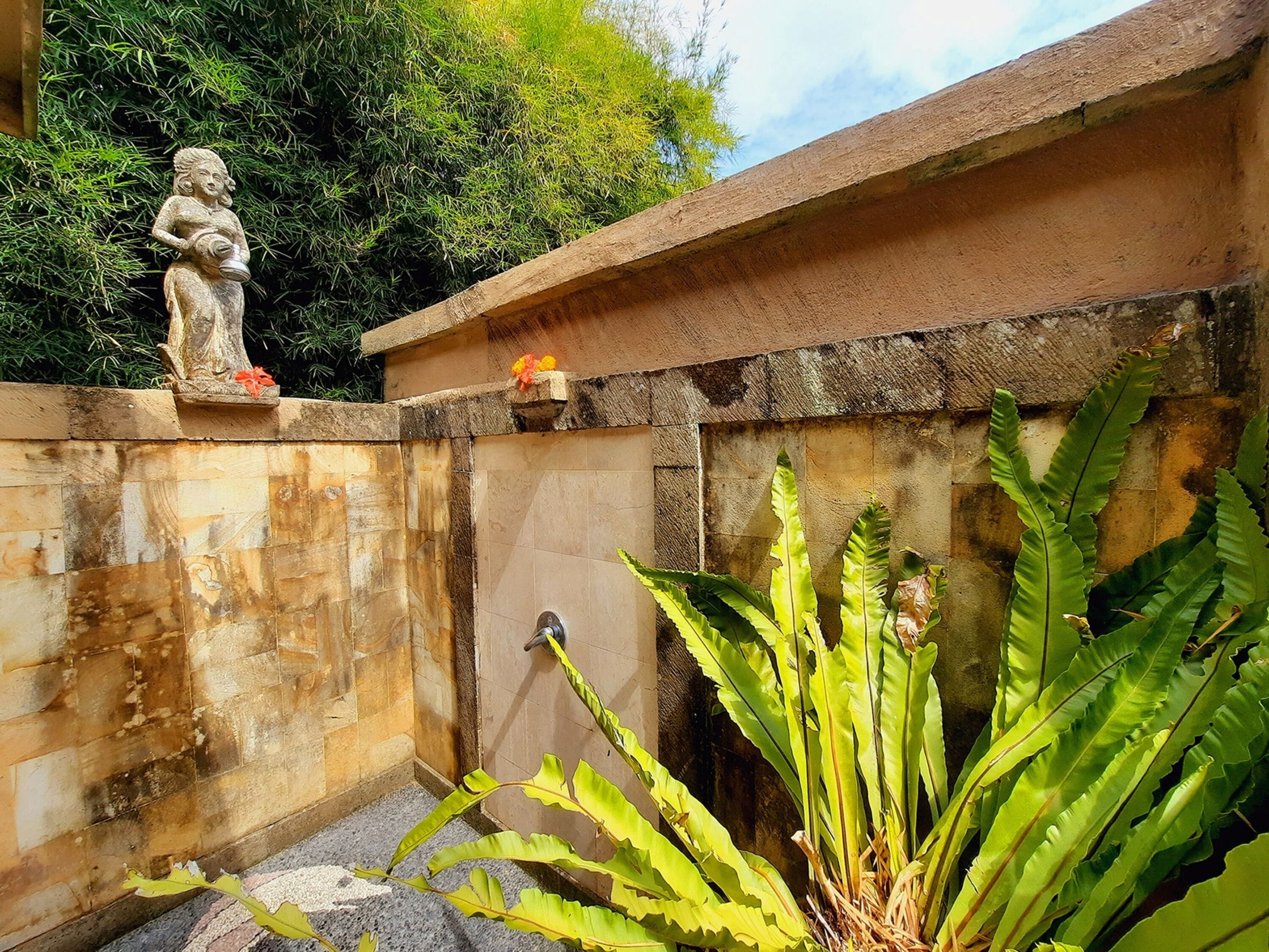 grand deluxe garden view room | bathroom shower